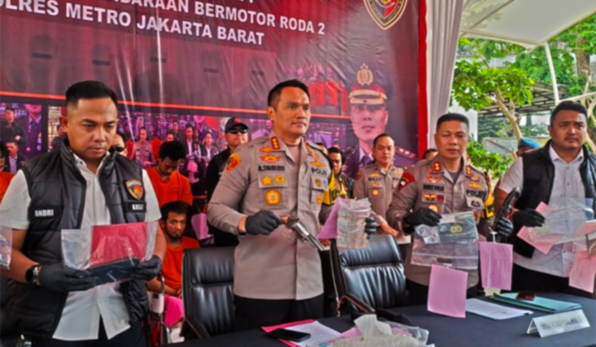 Kapolres Metro Jakarta Barat Kombes M Syahduddi dalam konferensi pers terkait kasus perampokan dan pencurian motor, Senin 23 Oktober 2023.